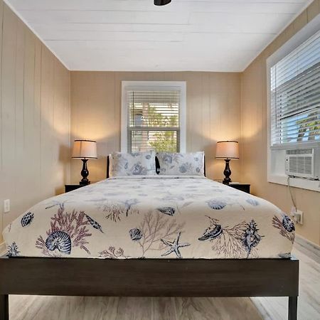 Stones Throw Beachside Bungalow #1 On The Beach Clearwater Beach Exteriér fotografie