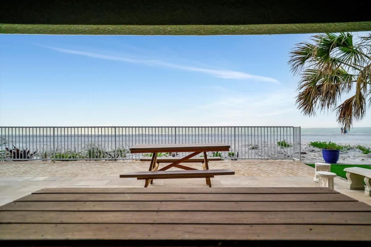 Stones Throw Beachside Bungalow #1 On The Beach Clearwater Beach Exteriér fotografie