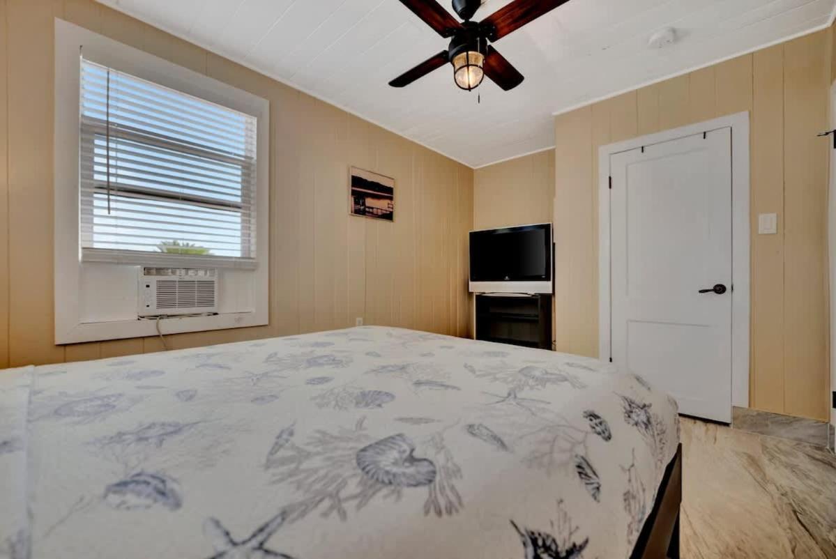 Stones Throw Beachside Bungalow #1 On The Beach Clearwater Beach Exteriér fotografie