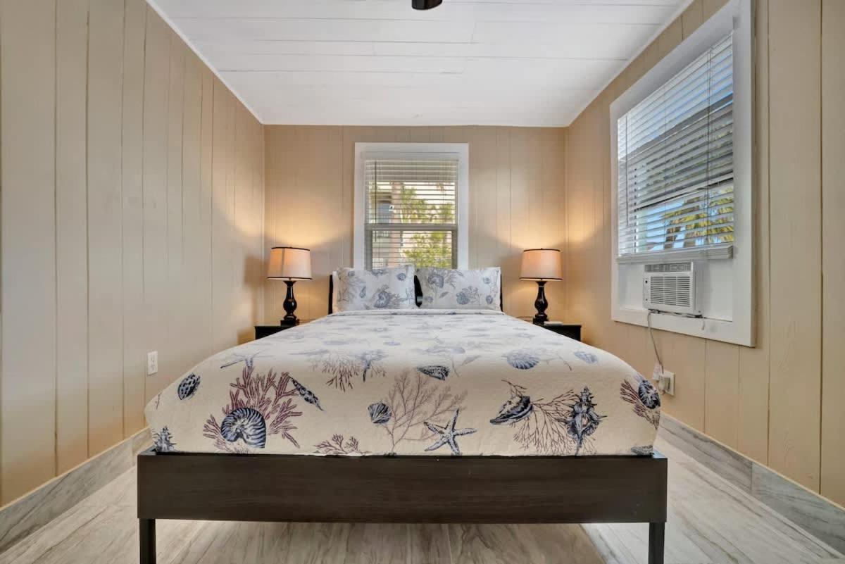 Stones Throw Beachside Bungalow #1 On The Beach Clearwater Beach Exteriér fotografie